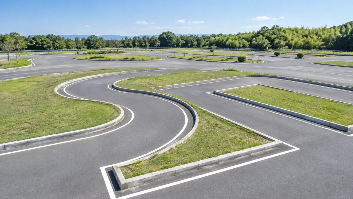 上から見た、自動車教習所のS字とクランクのコース