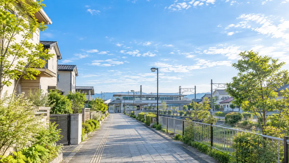 駅へ続く朝の住宅街の歩道