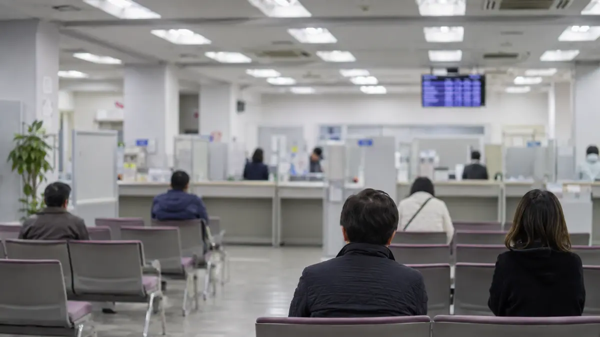 公的機関の窓口で順番を待つ人たちの遠景
