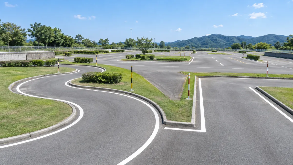晴れた日の自動車教習所のコース。S字カーブとクランク、ポールが見える