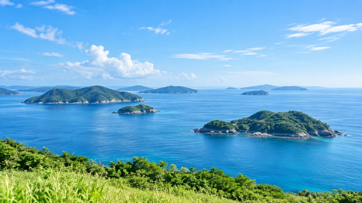 晴れた日に高台から見下ろした、青い海と緑の島々