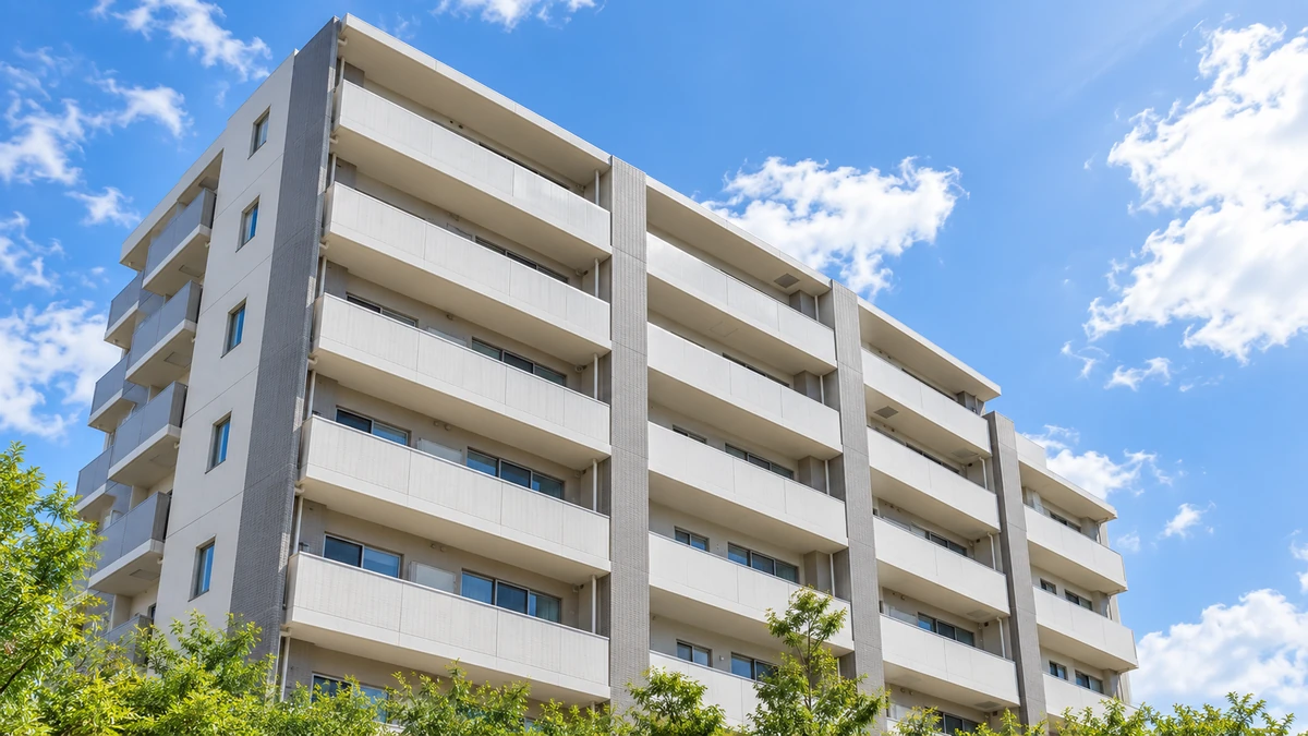 青空の下で見上げた、完成した中層マンション