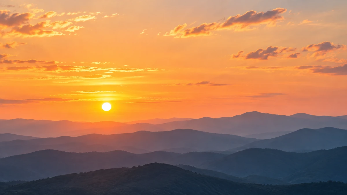 夕焼けの空と、遠くに重なる山なみ
