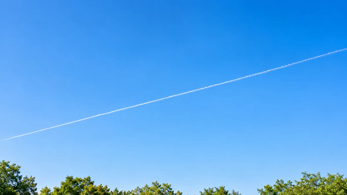 晴れた青空にまっすぐ伸びる飛行機雲