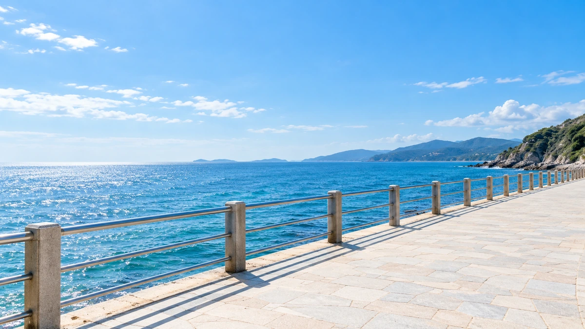 晴れた朝の、海沿いの遊歩道と青い海